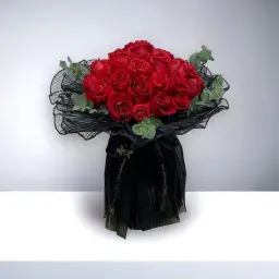 باقة حمراء مع تغليف اسود